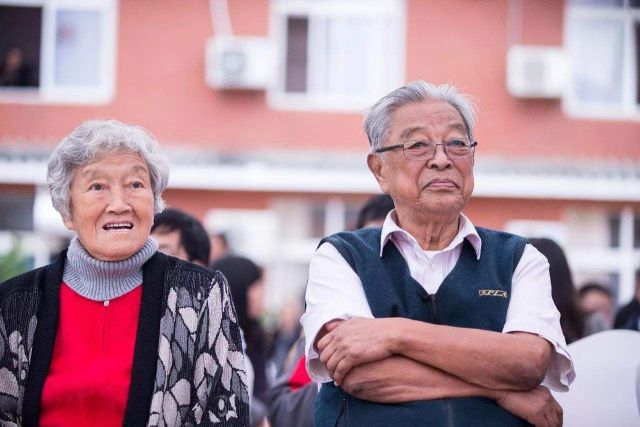90岁的褚时健还在努力 你却天天泡着枸杞假装佛系